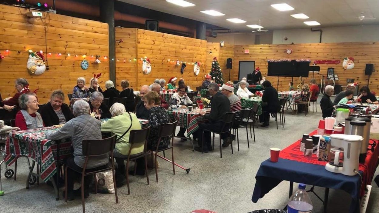 Un dîner de Noël festif pour des aînés seuls et isolés