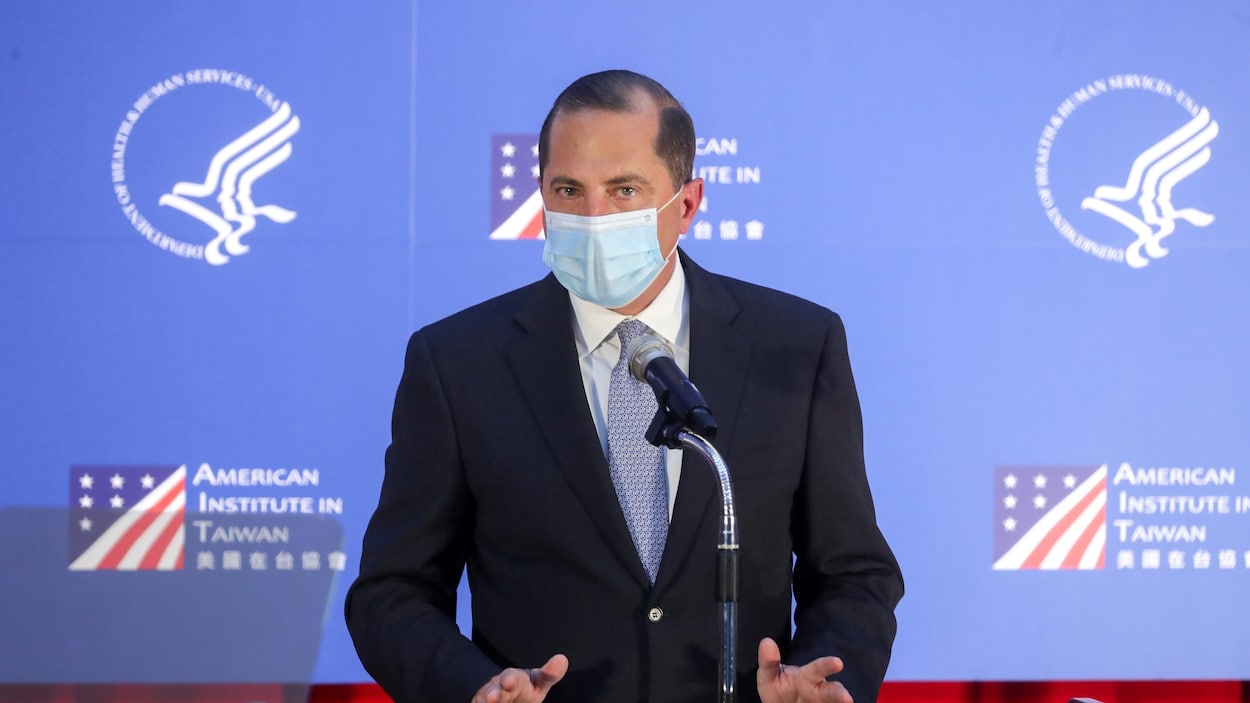 Portrait d'Alex Azar masqué.
