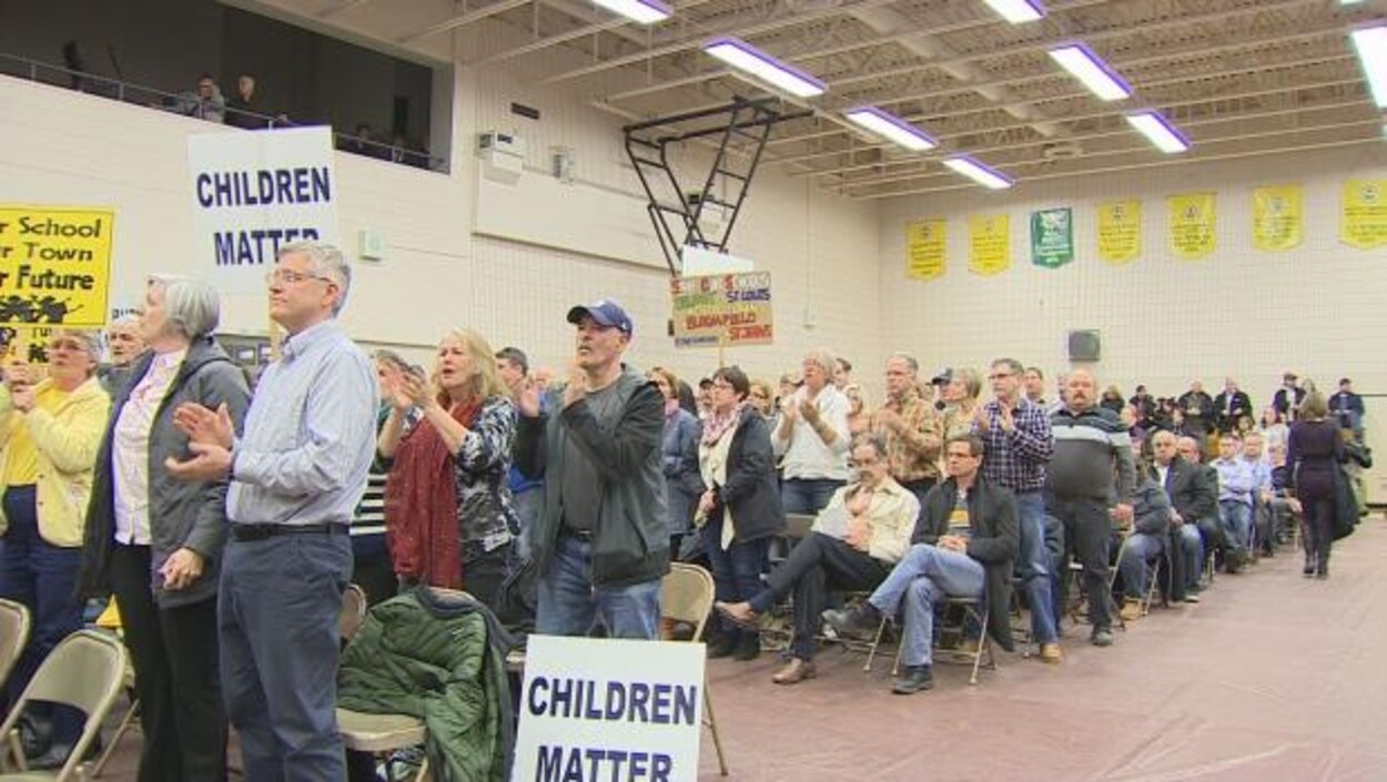 Des parents de l'île-du-Prince-Édouard se sont mobilisés pour empêcher la fermeture de cinq écoles de langue anglaise. Des parents de l'île-du-Prince-Édouard se sont mobilisés pour empêcher la fermeture de cinq écoles de langue anglaise.