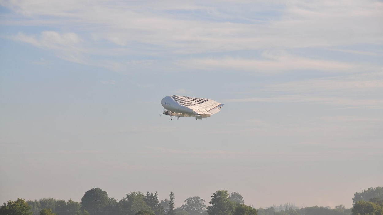 Essai en vol d'un dirigeable hybride de Solar Ship en juillet 2014
