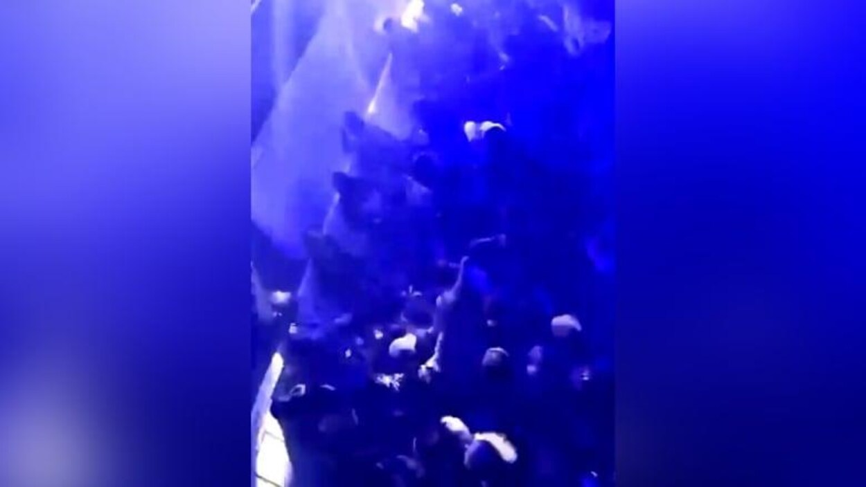 Une capture d'écran de la vidéo qui montre plusieurs personnes qui dansent.