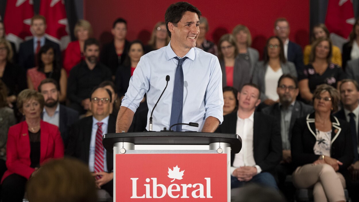 Justin Trudeau lors d'un discours devant des candidats de son parti.