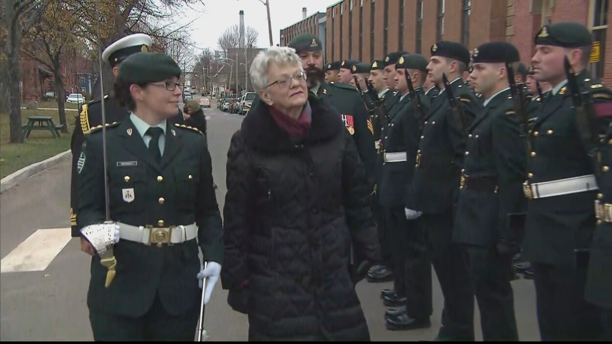 La lieutenante-gouverneure de l'Île-du-Prince-Édouard, l'acadienne Antoinette Perry marche devant des gardes armés à son entrée à l'Assemblée législative. La lieutenante-gouverneure de l'Île-du-Prince-Édouard, l'acadienne Antoinette Perry marche devant des gardes armés à son entrée à l'Assemblée législative.
