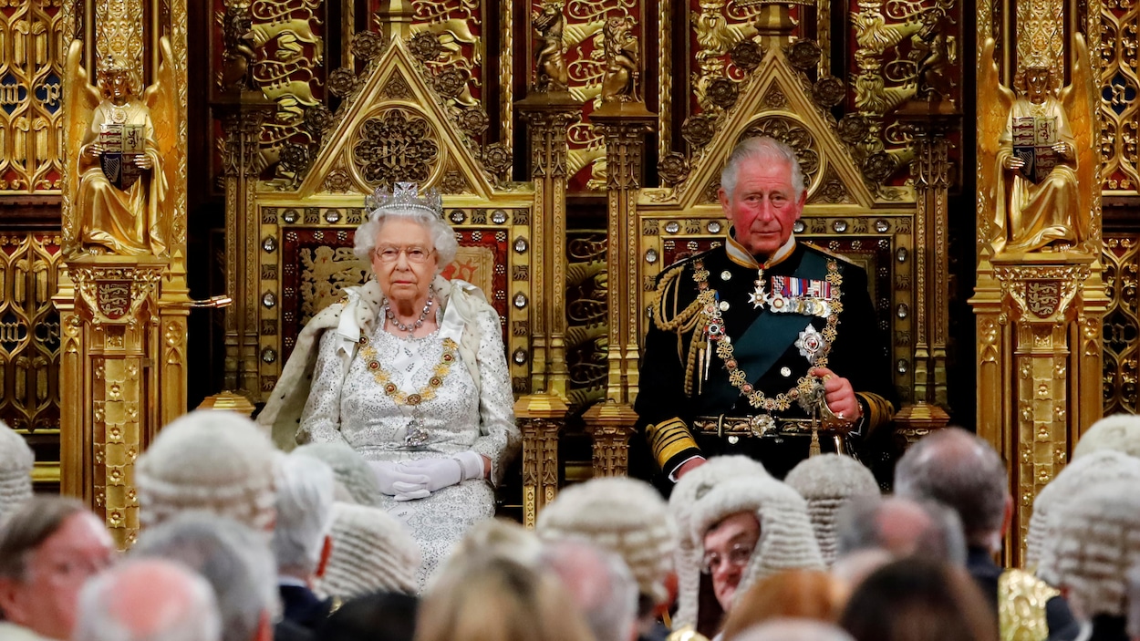 La reine Elizabeth II et son fils, Charles.