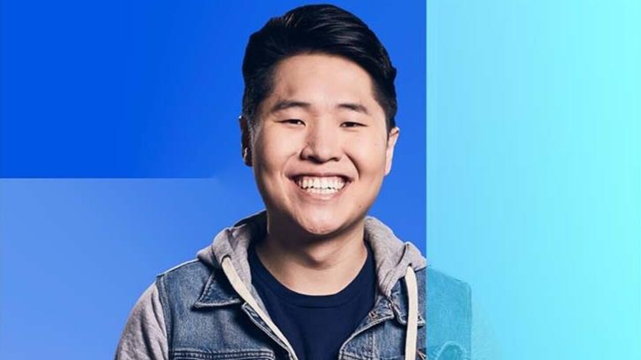 L'instavidéaste DisgustedToast dans une photo studio.