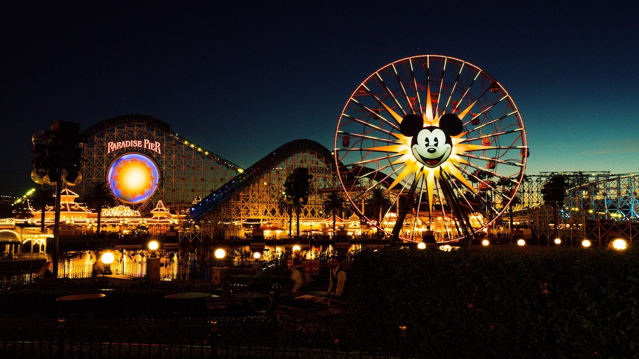 Le parc d'attractions Disneyland, de nuit.