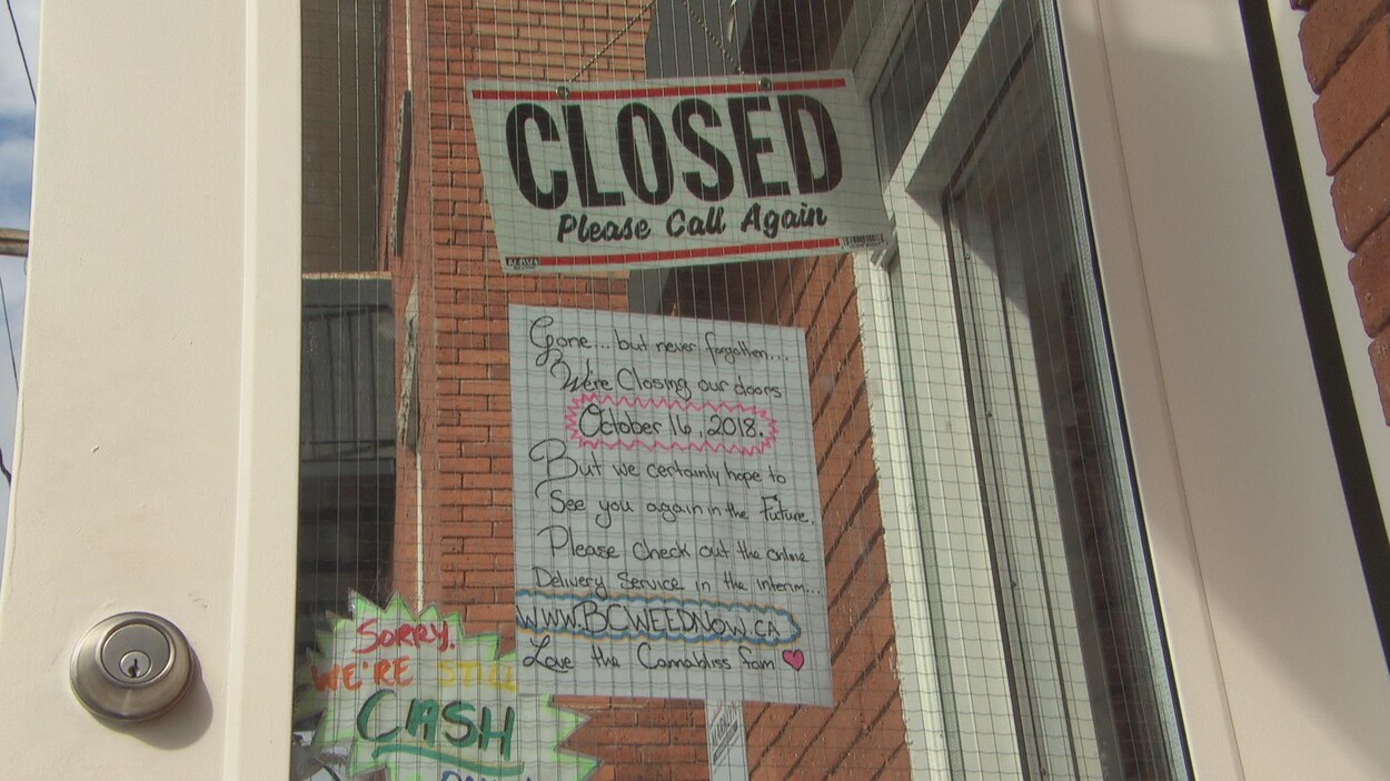 Une affiche de fermeture d'un dispensaire de cannabis à Ottawa.