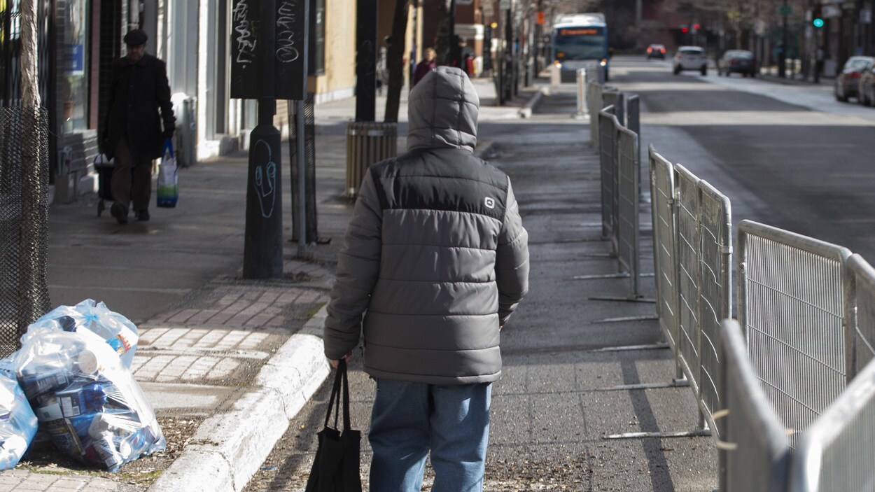 Une barrière sur l'avenue du Mont-Royal pour élargir l'espace pour les piétons.
