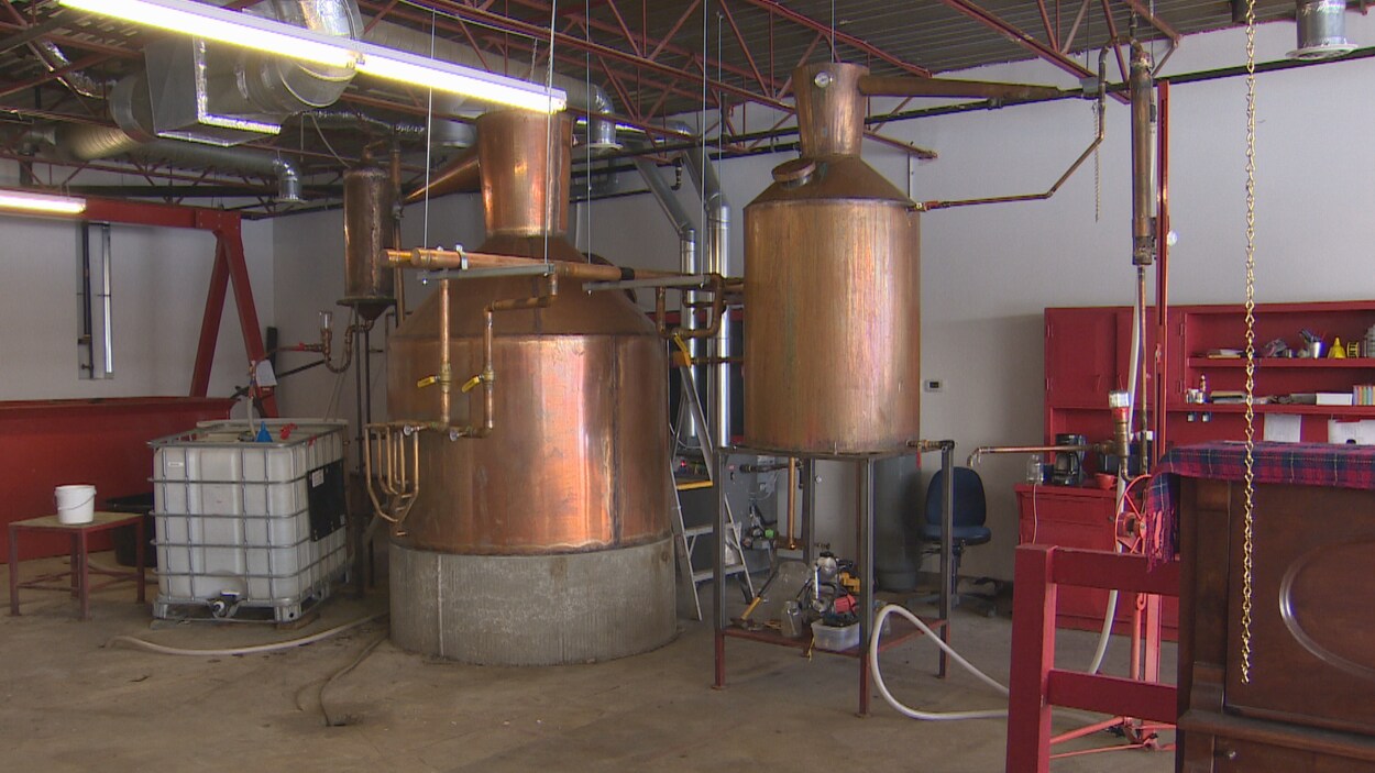 Des cuves de cuivre et du matériel de production d'alcool à la distillerie Red Cup de Vegreville, en Alberta