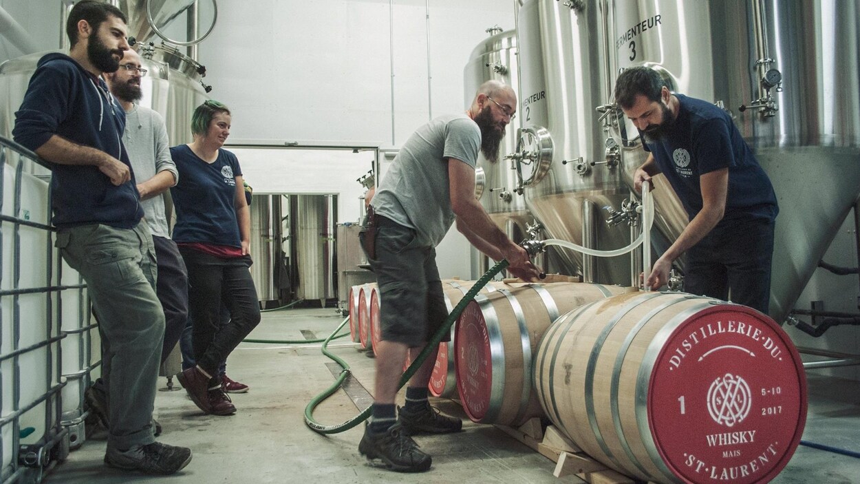 Les artisans à l'oeuvre à la Distillerie du St. Laurent