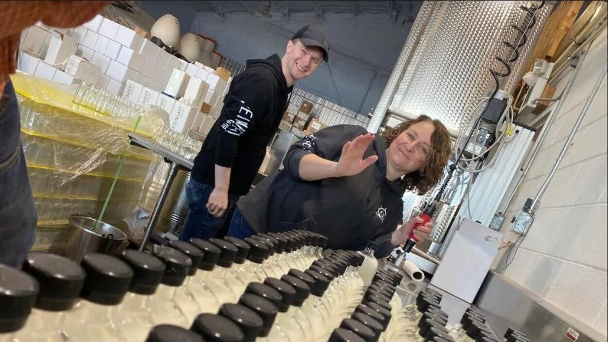 Des travailleurs de la distillerie Steinhart.