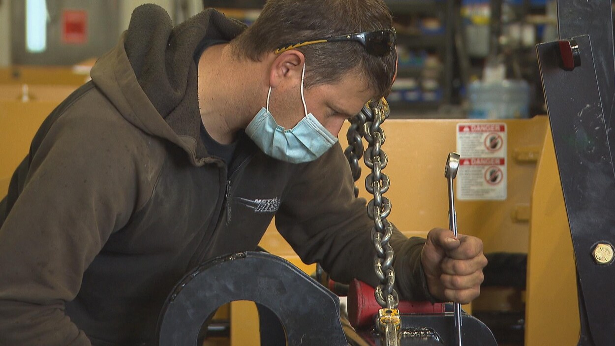 Un ouvrier travaille en usine.