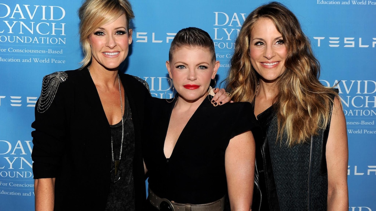 Les Dixie Chicks sourient.