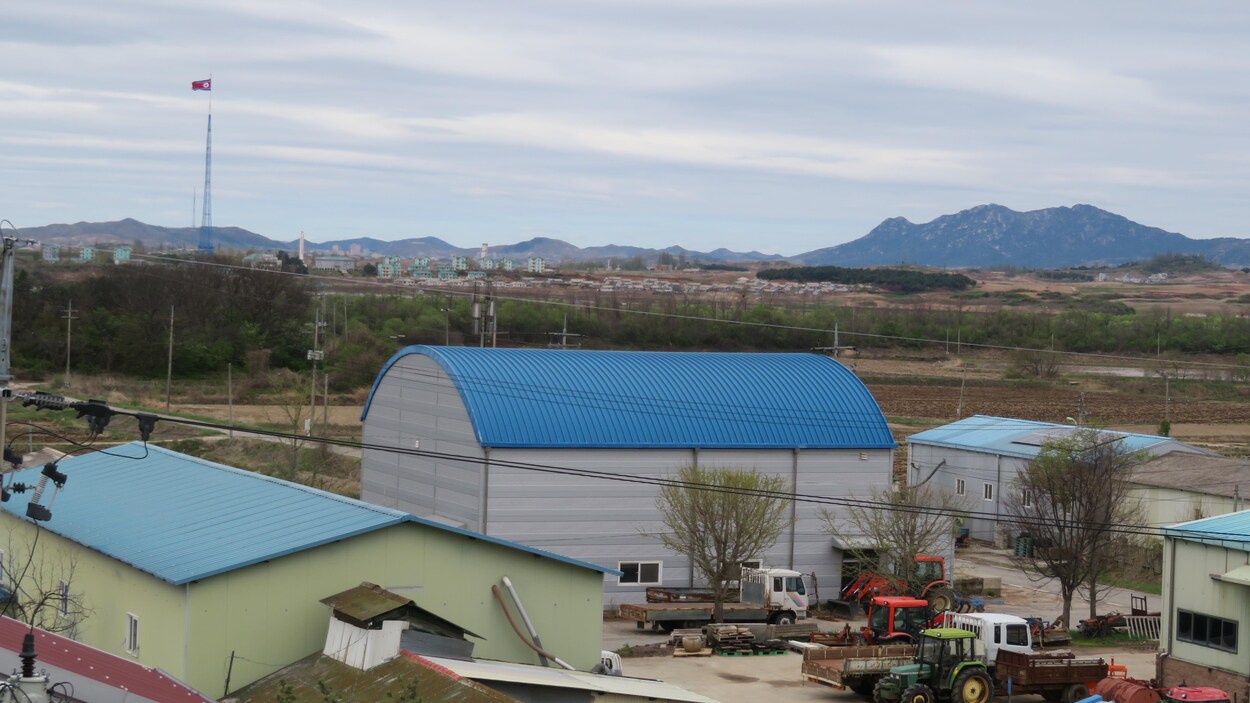 Taesung-dong, dit le Village de la Liberté, du côté sud de la DMZ. Du côté nord: Kijong-dong, dit le Village de la Paix. Avril 2018. Taesung-dong, dit le Village de la Liberté, du côté sud de la DMZ. Du côté nord: Kijong-dong, dit le Village de la Paix. Avril 2018.