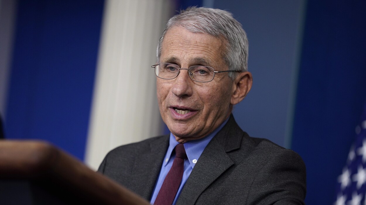 Anthony Fauci parle derrière un lutrin.