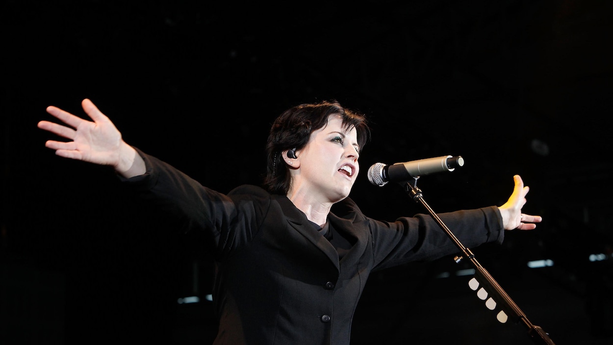 La chanteuse Dolores O'Riordan, lors d'un concert à Melbourne, en Australie, en mars 2012. La chanteuse Dolores O'Riordan, lors d'un concert à Melbourne, en Australie, en mars 2012.