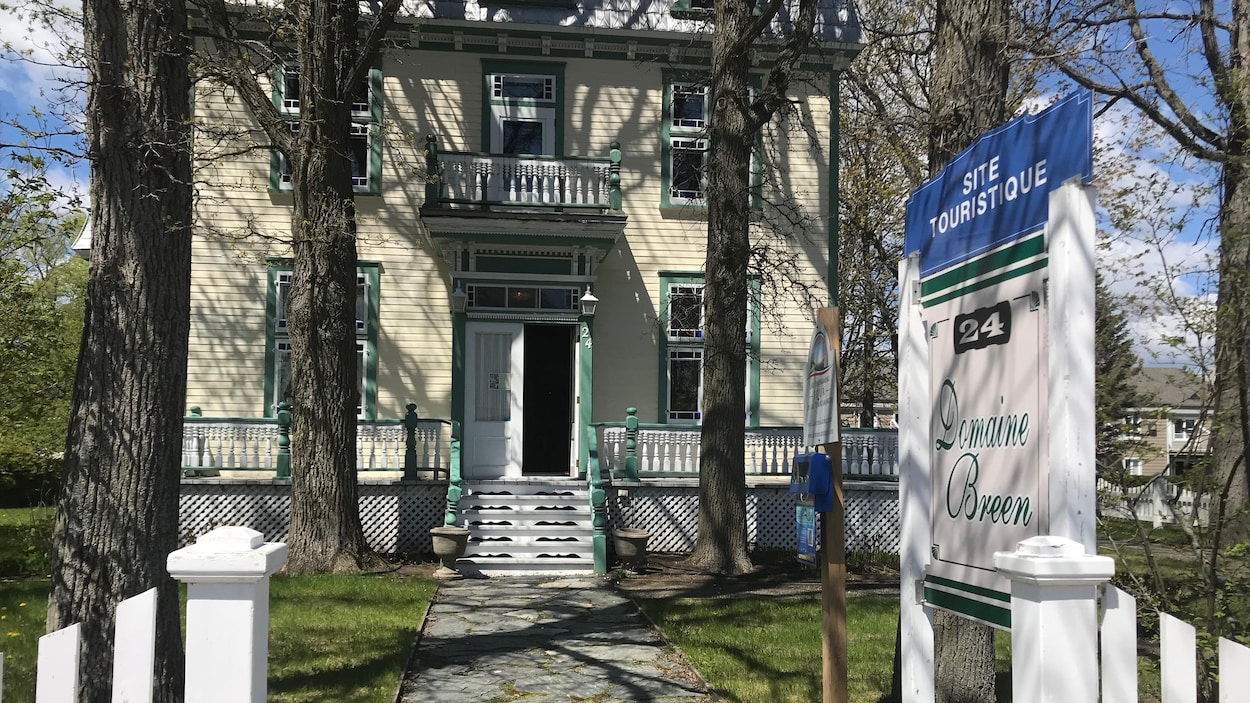 Un bâtiment touristique avec une affiche indiquant «Domaine Breen».