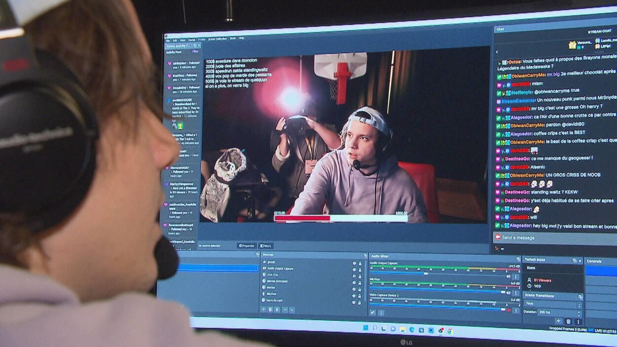 Le stream d'un streamer apparaît sur son moniteur et derrière lui il y a un caméraman de télévision qui le filme avec sa caméra pour la télévision. C'est une belle mise en abyme.