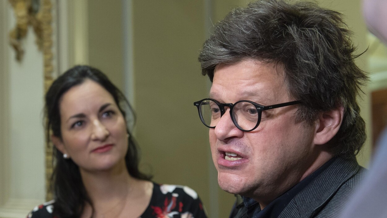 Dominic Champagne lors d'un point de presse avec des journalistes à Québec.