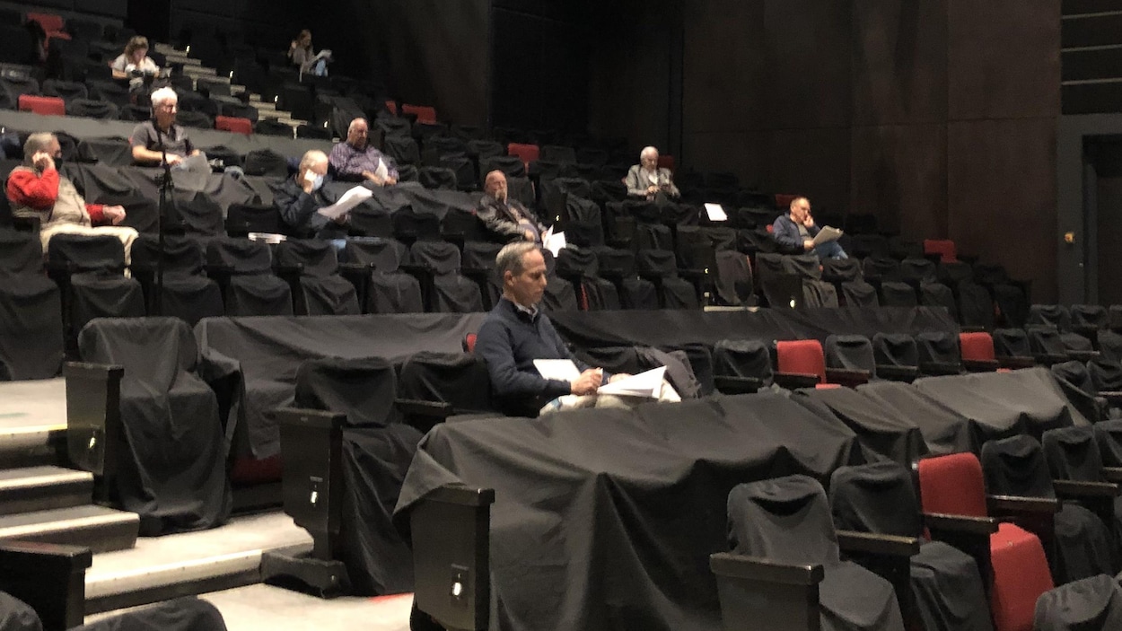 Dominic Gagnon et d'autres citoyens dans la salle.