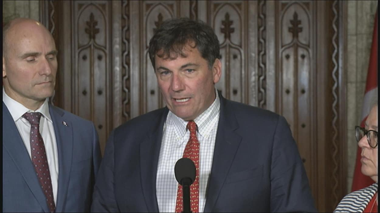 Le ministre de Pêches et Océans Canada en conférence de presse Le ministre de Pêches et Océans Canada en conférence de presse