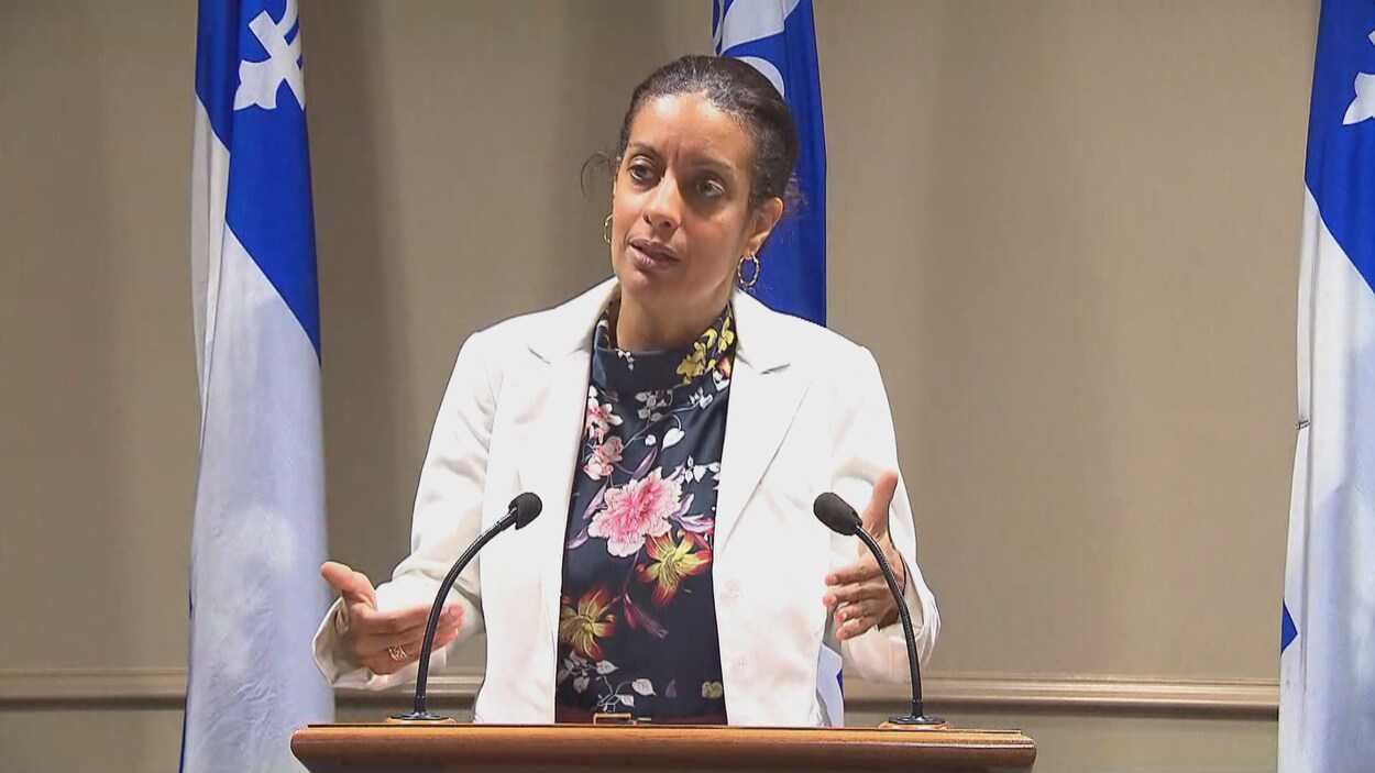Mme Anglade parle devant deux micros.