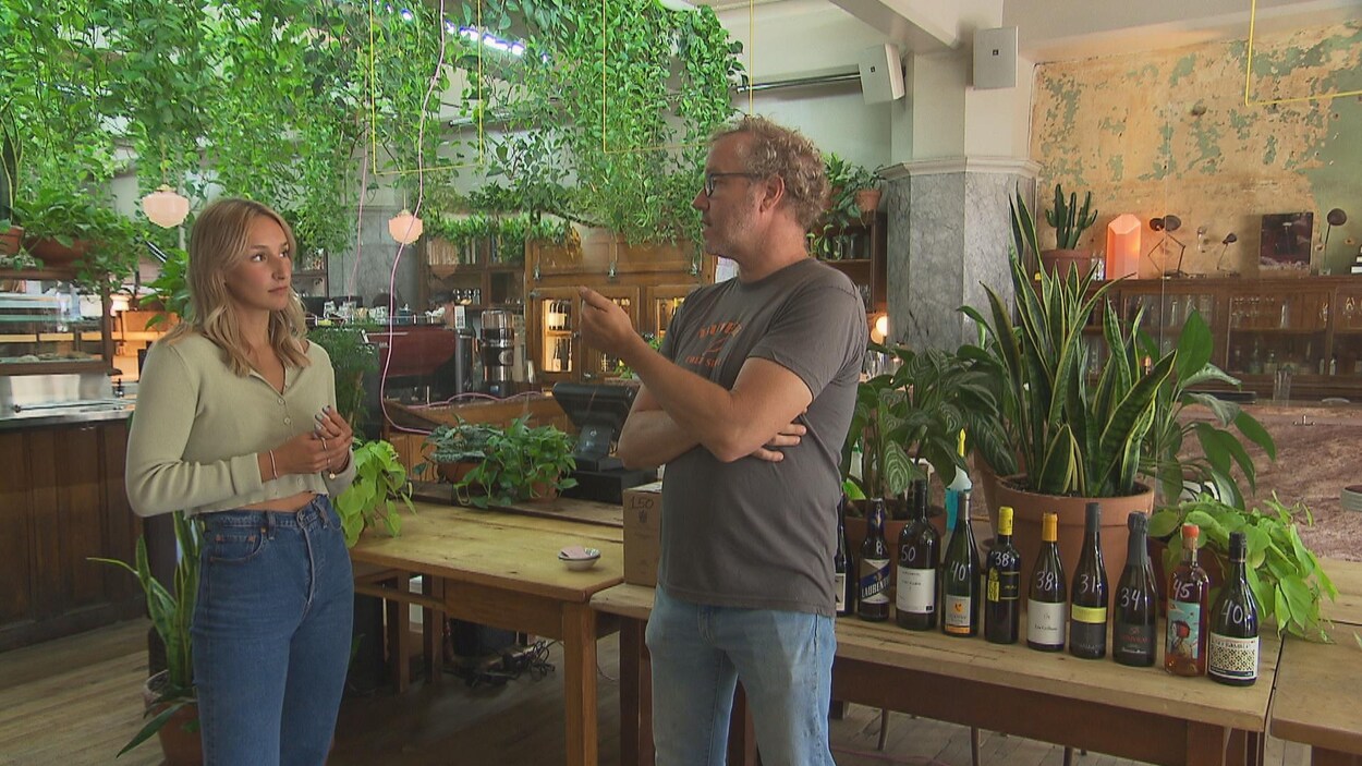 Dans le décor bucolique d'un restaurant, M. Bélanger discute avec l'étudiante.