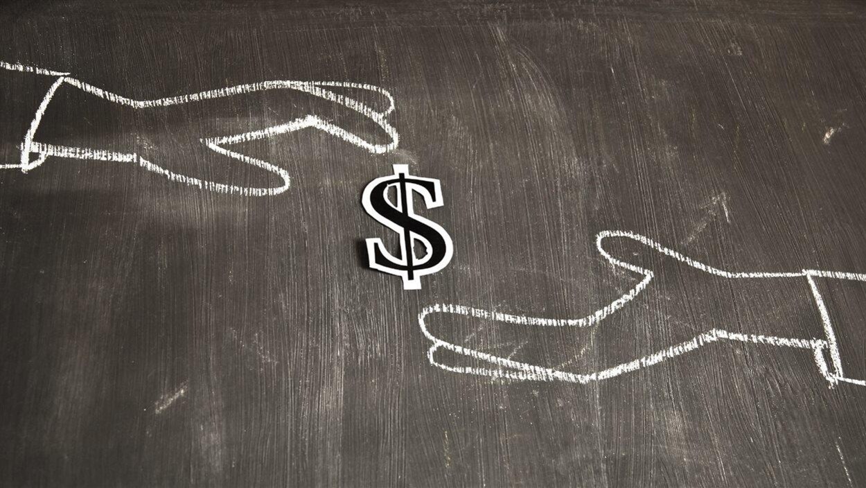 Un symbole de dollar remis d'une main à une autre.