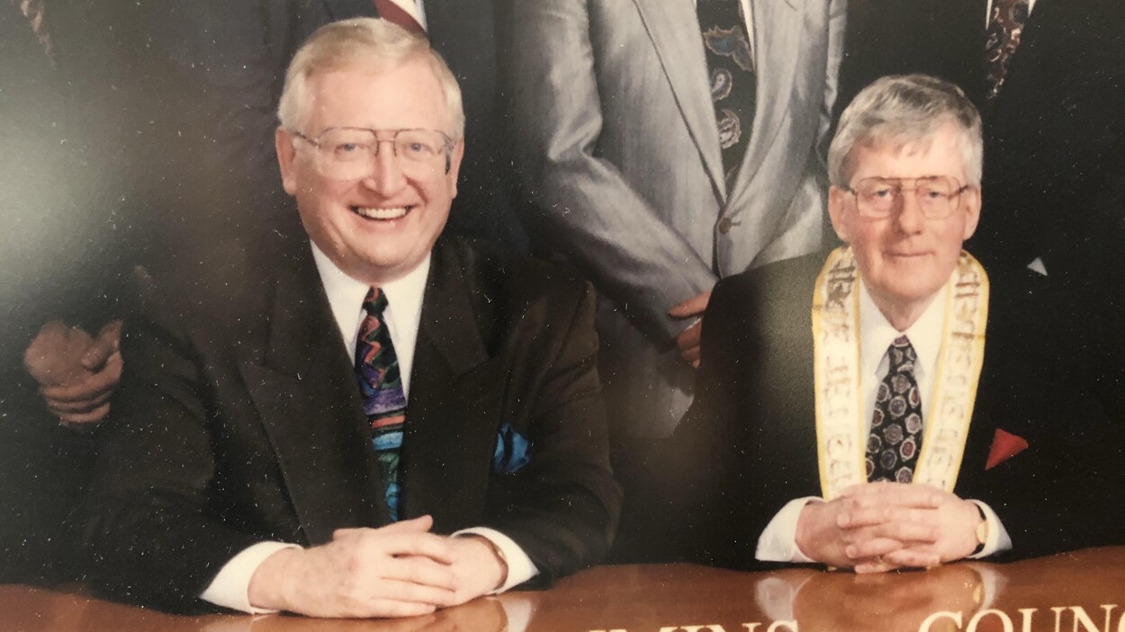 L'ancien conseiller municipal de Timmins, Don Dewsbury, avec l'anvien maire de Timmins, Vic Power.