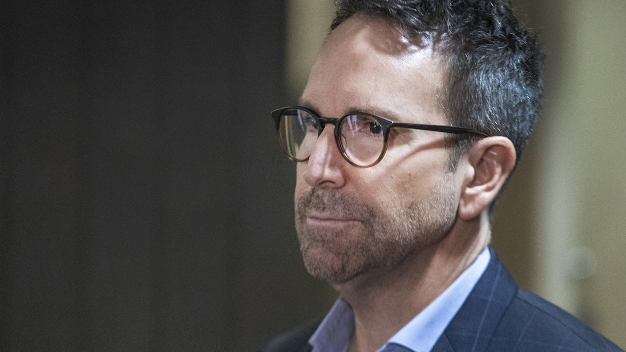 Éric Salvail en gros plan au palais de justice de Montréal.