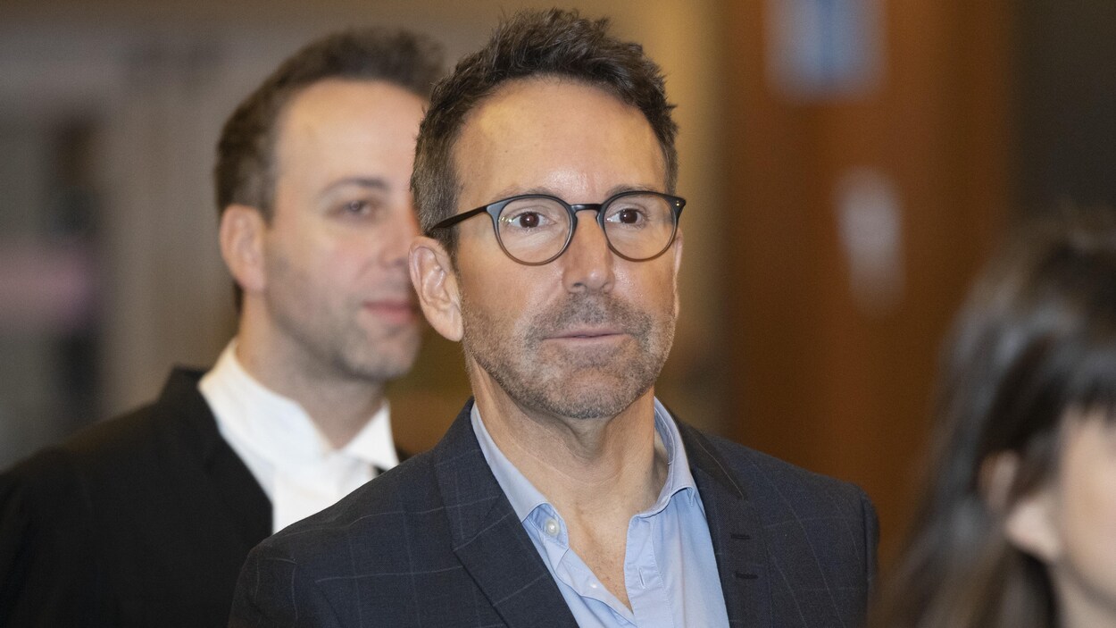 Éric Salvail marche l'air inquiet dans le palais de justice de Montréal.