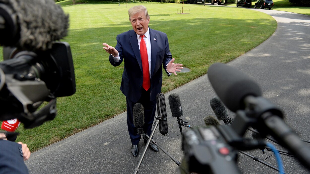 Le président Donald Trump s'exprime face à plusieurs micros.