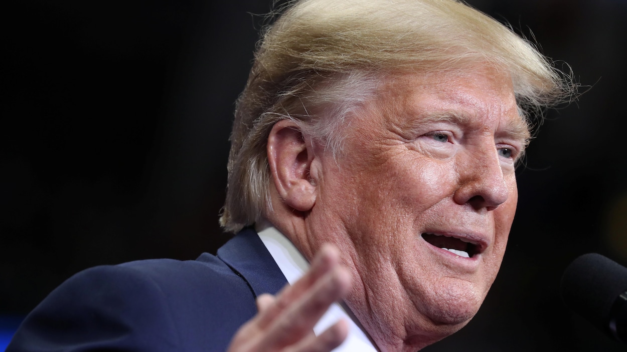 Donald Trump parle au micro.