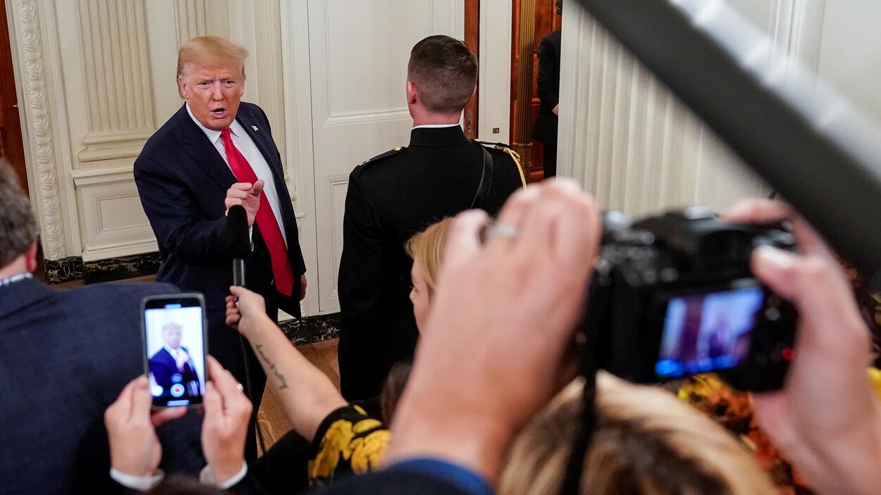 Donald Trump s'adresse à un groupe de journalistes.