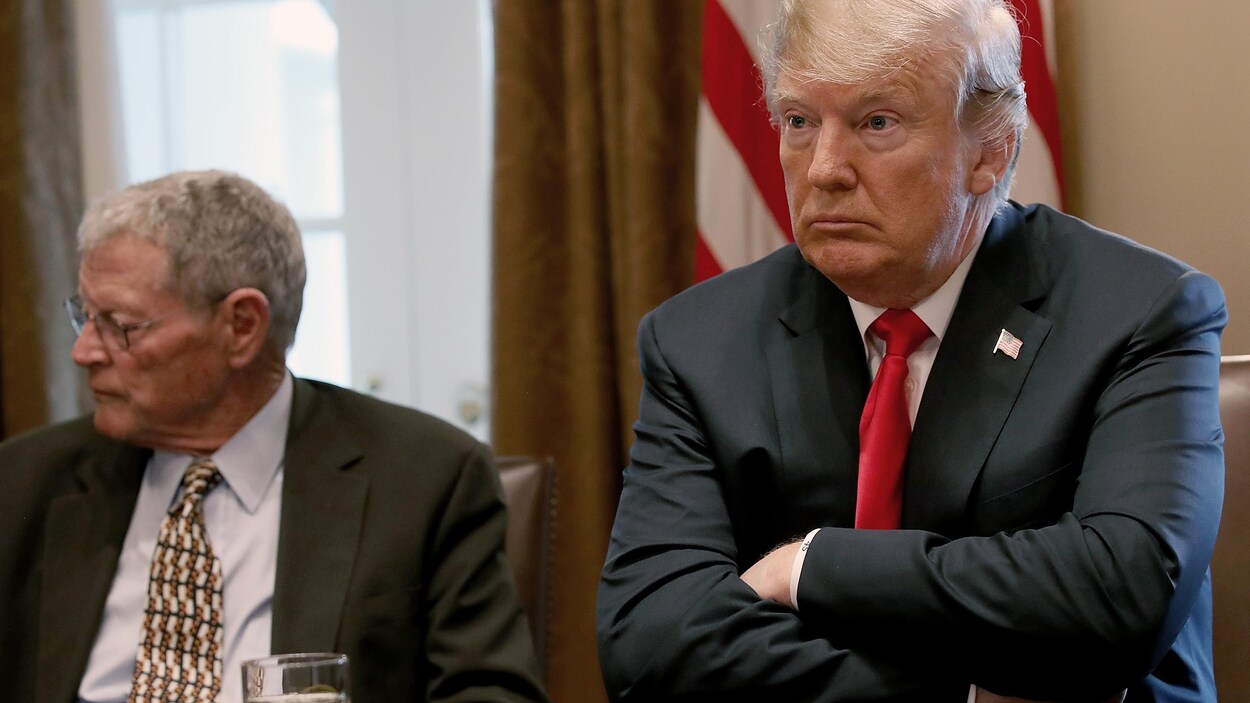 Donald Trump, les bras croisés.