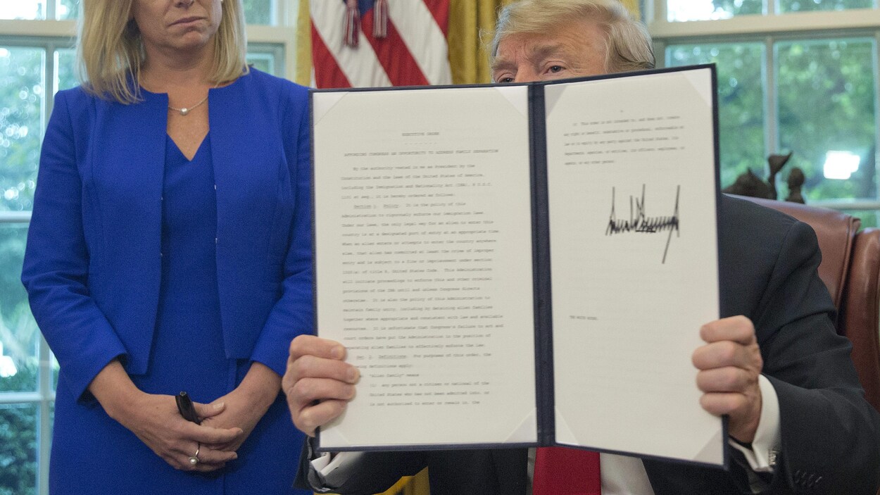 Donald Trump après avoir signé le décret mettant un terme à la séparation des familles. Donald Trump après avoir signé le décret mettant un terme à la séparation des familles.