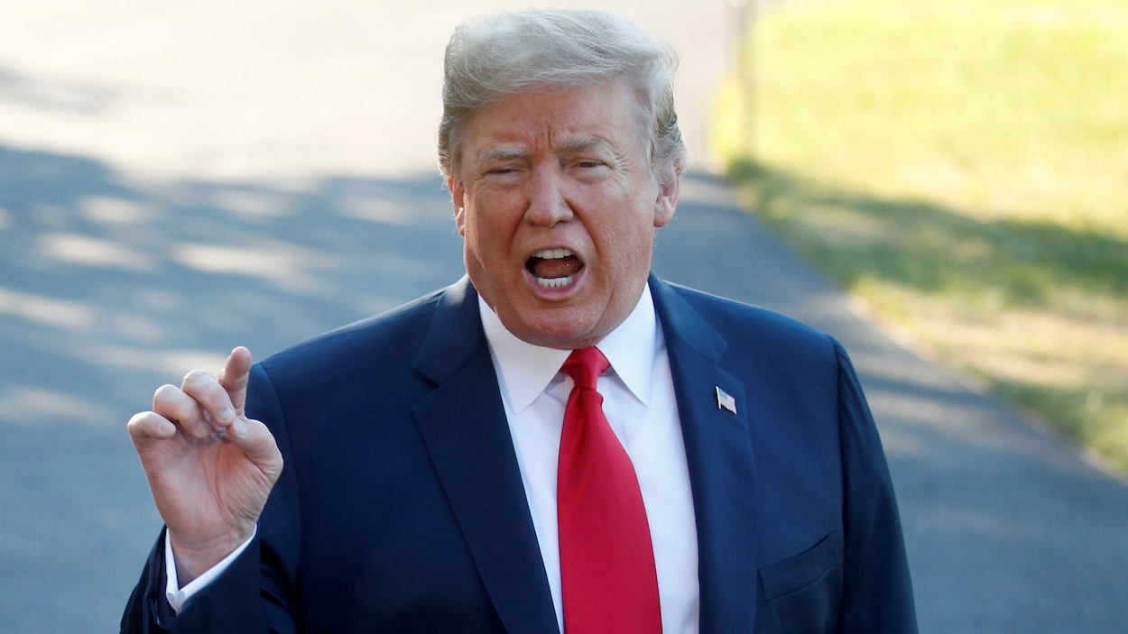 Donald Trump la bouche ouverte et l'index point
