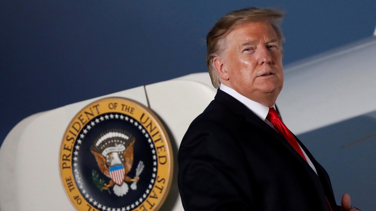 Donald Trump monte à bord d'Air Force One après avoir pris la parole lors d'un rassemblement à Montoursville, en Pennsylvanie, lundi dernier.