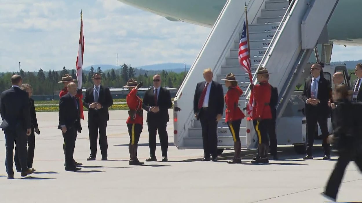 Donald Trump est entouré de policiers de la Gendarmerie royale du Canada qui le saluent.