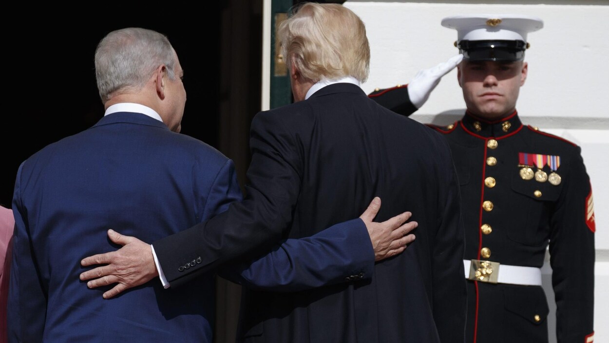 Benyamin Netanyahou et Donald Trump, avant qu'ils n'entrent à la Maison-Blanche pour une conférence de presse conjointe.