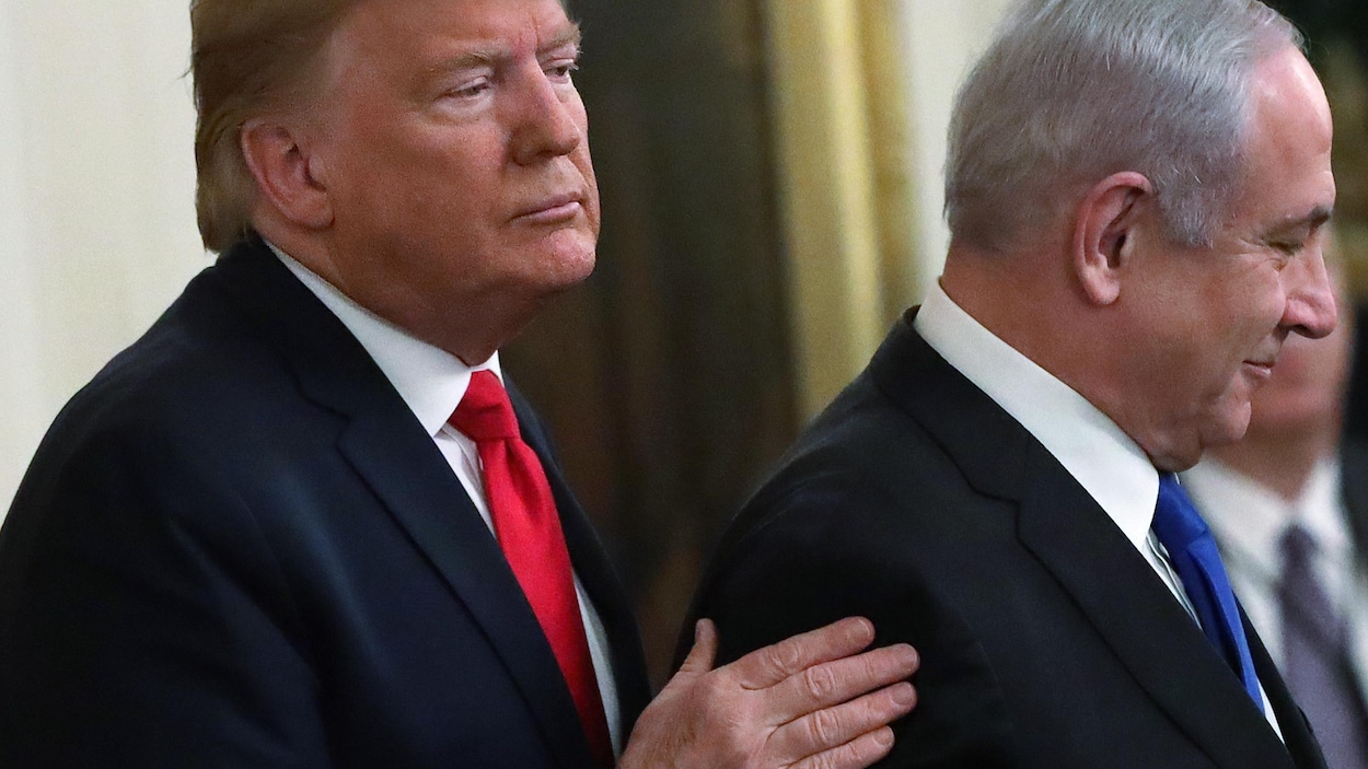 Donald Trump tape sur l'épaule de Benyamin Néthanyahou.