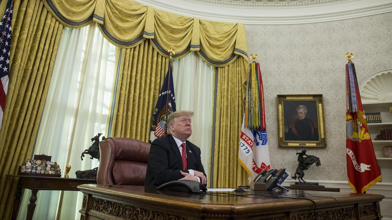 M. Trump, sur son fauteuil du bureau ovale, à la Maison-Blanche.