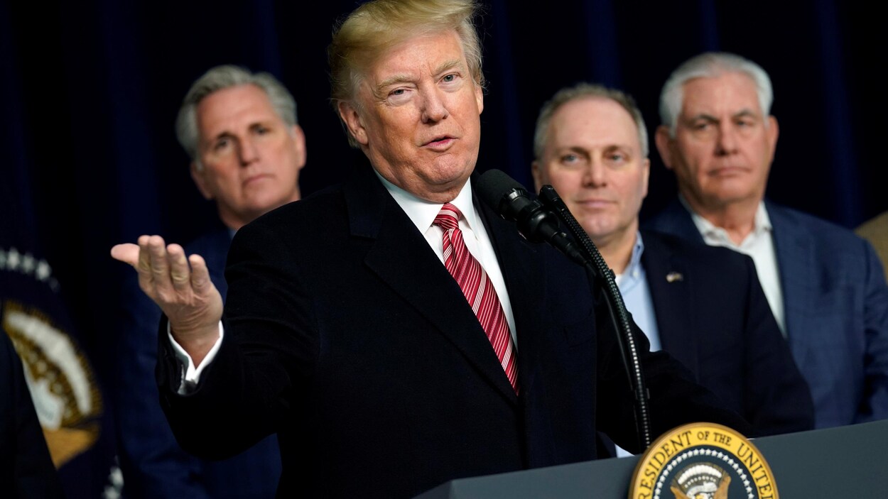 Le président américain Donald Trump parle devant des journalistes. Le président américain Donald Trump parle devant des journalistes.