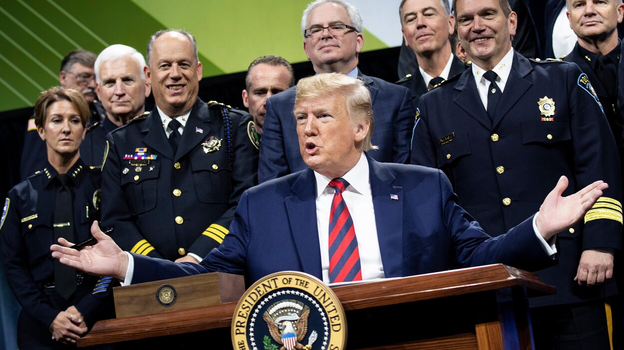 Donald Trump s'adresse à des chefs de police du haut d'une tribune.