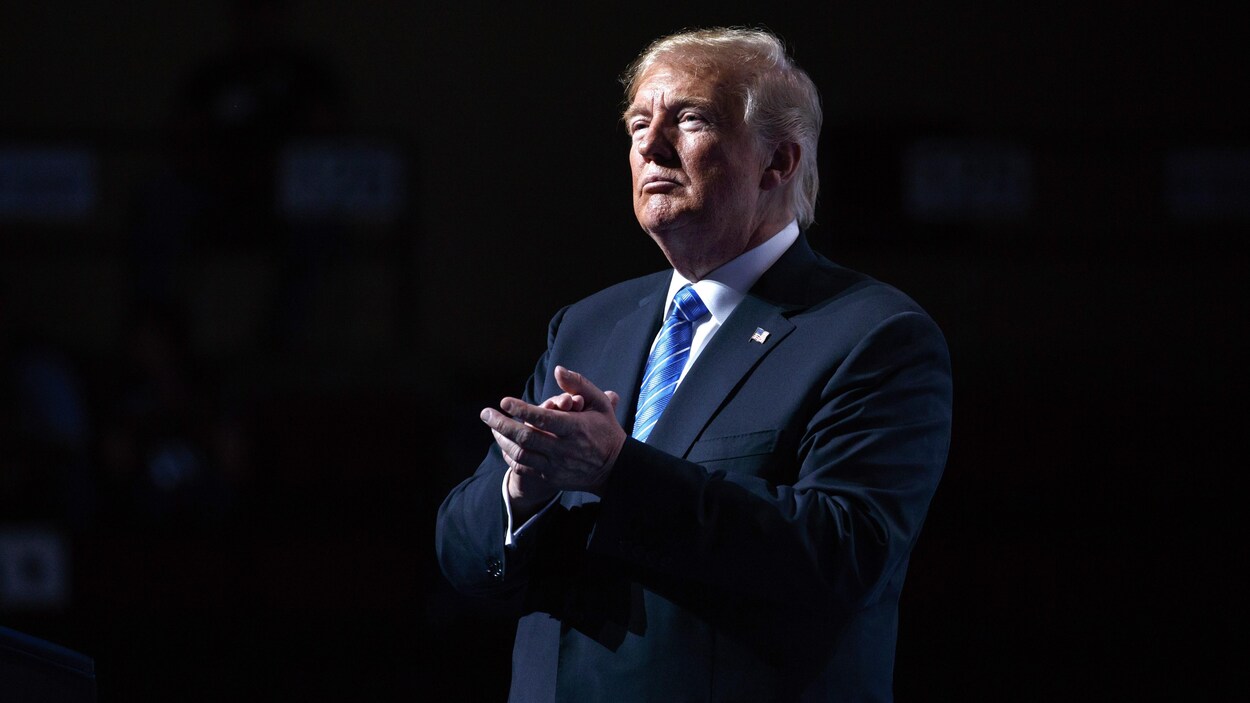 
Le président des États-Unis Donald Trump applaudit lors de la Convention nationale des vétérans des guerres étrangères à Kansas City le 24 juillet 2018.
