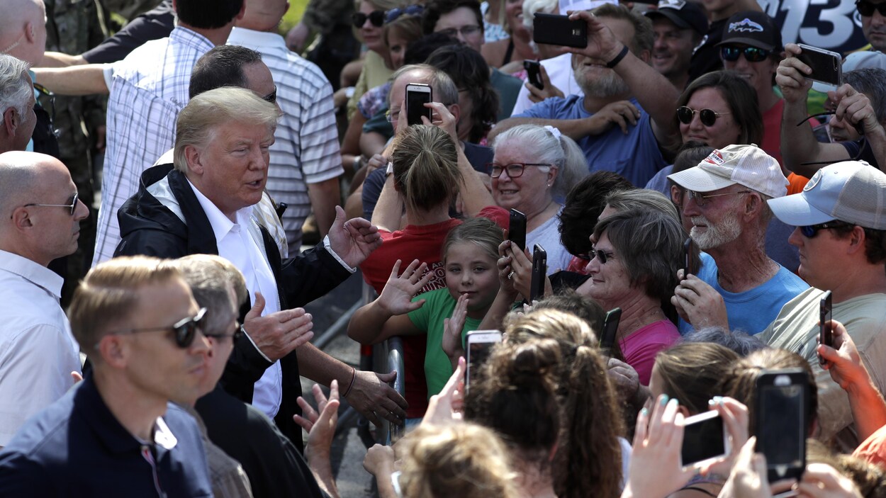 Le président Donald Trump visite un quartier touché par l'ouragan Florence, le mercredi 19 septembre 2018, à Conway, en Caroline du Sud.