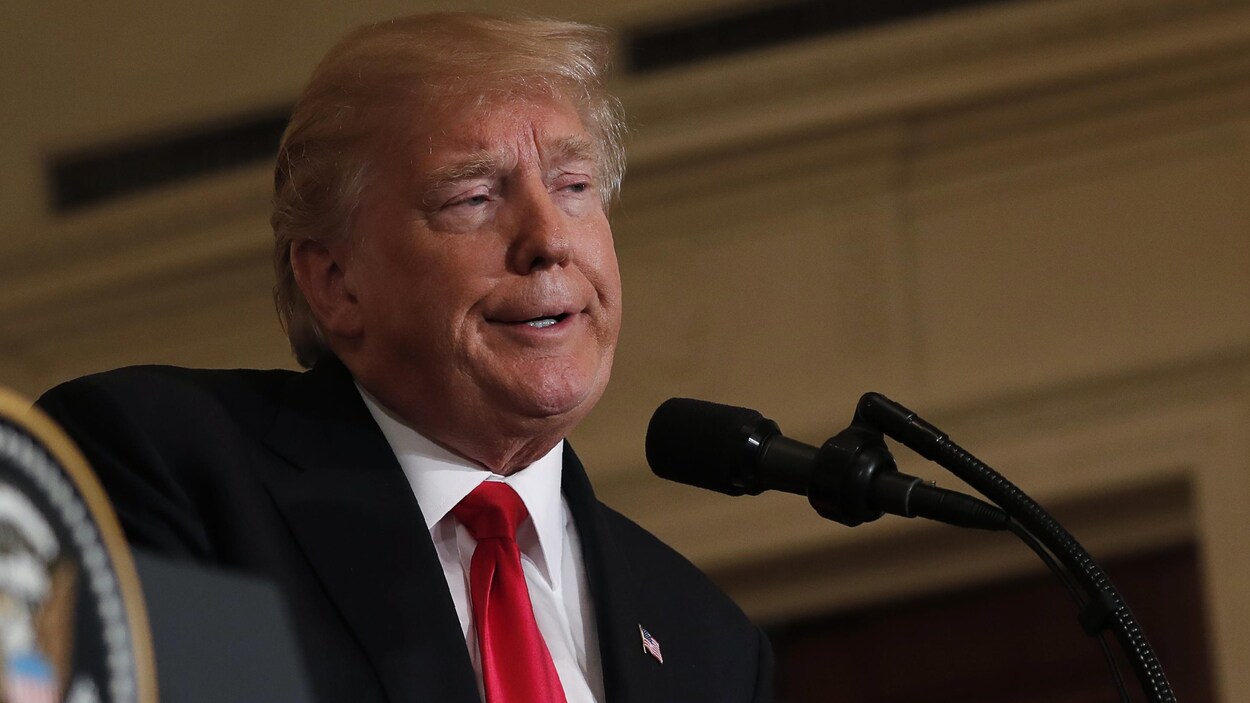 Donald Trump parle au micro. Donald Trump parle au micro.