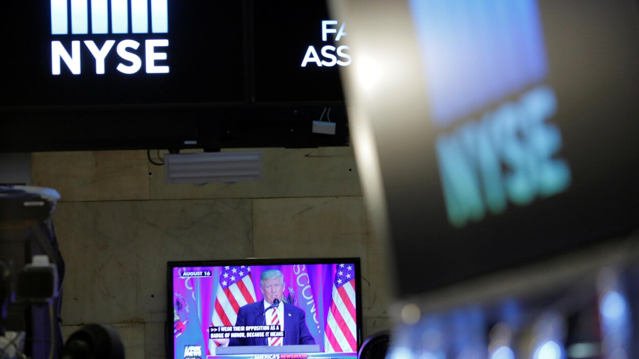 Donald Trump apparaissant sur un écran de télévision à la Bourse de New York, en décembre 2016 Donald Trump apparaissant sur un écran de télévision à la Bourse de New York, en décembre 2016