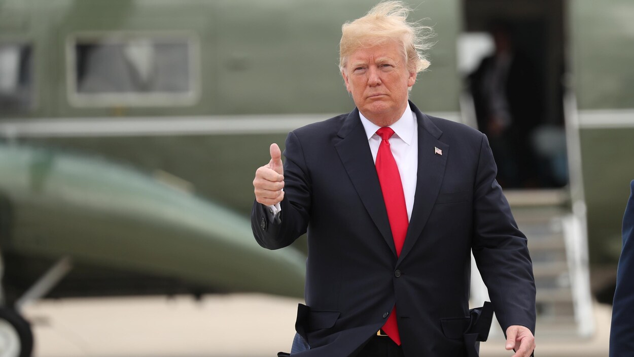 Donald Trump s'apprête à embarquer dans l'avion présidentiel. Donald Trump s'apprête à embarquer dans l'avion présidentiel.