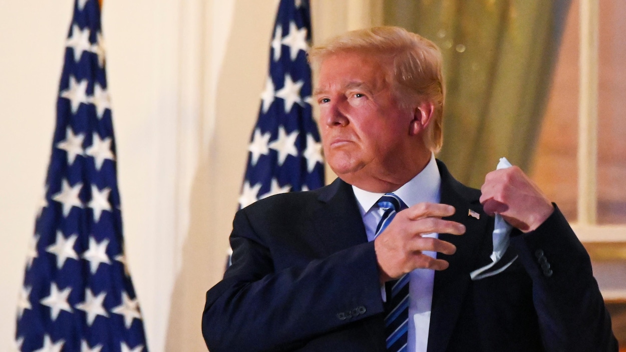 Donald Trump retire son masque.